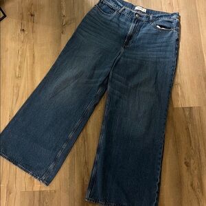 Abercrombie & Fitch Dark Wash Wide Leg High Rise Cropped Jeans Size 31S